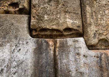Stone walls at Sacsayhuaman. Yayimages.
