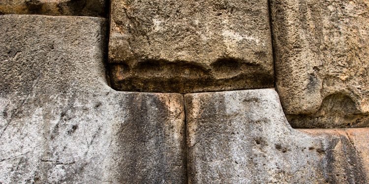 Stone walls at Sacsayhuaman. Yayimages.