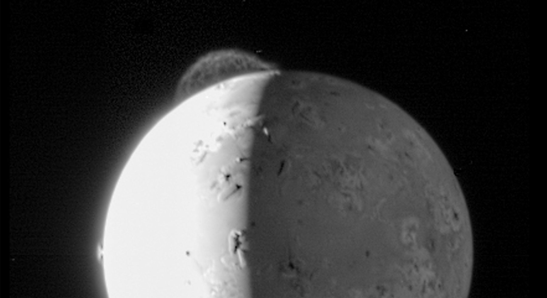 massive-explosion-rocks-jupiter-s-moon-io-curiosmos