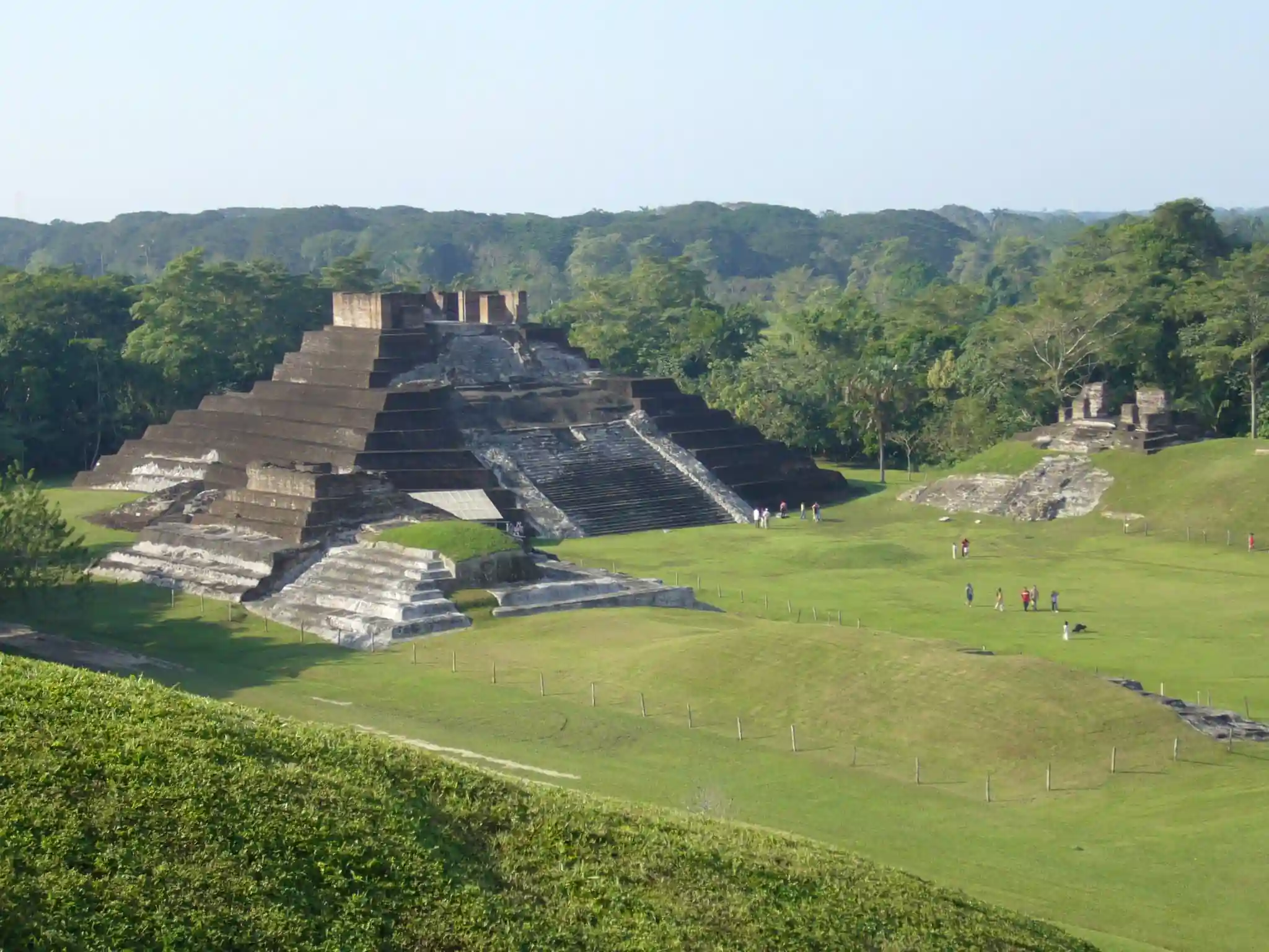 A view of the pyramid of Comalcalco. Wikimedia Commons.
