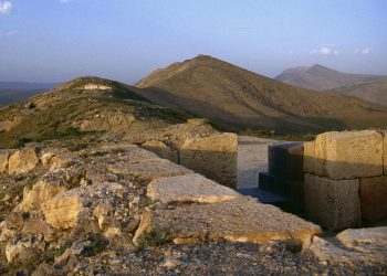 A view showing a part of the Cavustepe castle. Wikimedia Commons.