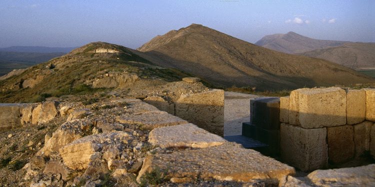 A view showing a part of the Cavustepe castle. Wikimedia Commons.