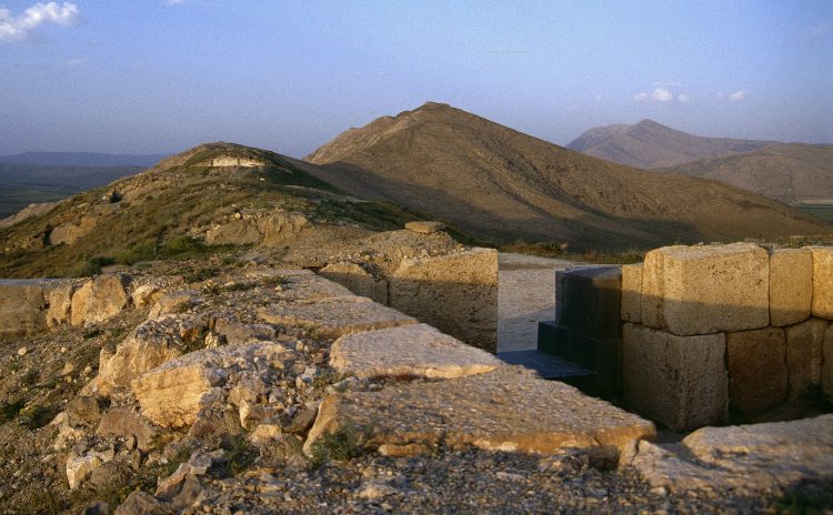 A view showing a part of the Cavustepe castle. Wikimedia Commons.