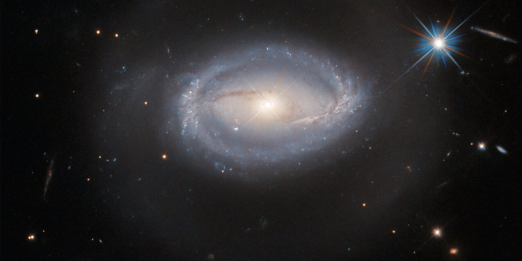 A cropped image showing Z 229-15. Image Credit: ESA/Hubble & NASA, A. Barth, R. Mushotzky.