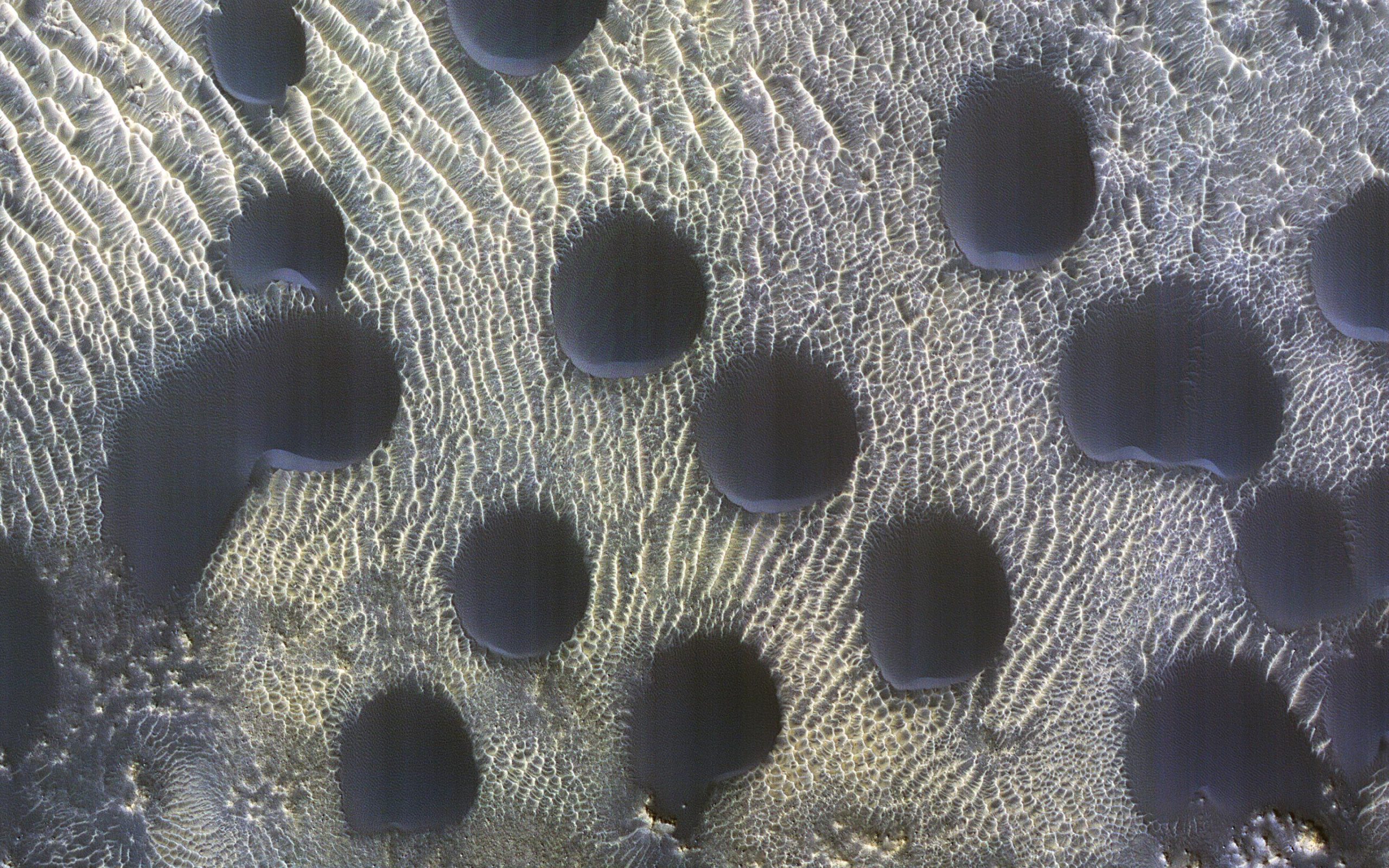 Sand dunes on Mars as seen by the MRO. Image Credit: NASA/JPL-Caltech/University of Arizona.
