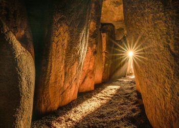 How did prehistoric people track time? A photo inside Newgrange. Image Credit: KEN WILLIAMS/SHADOWSANDSTONE.COM