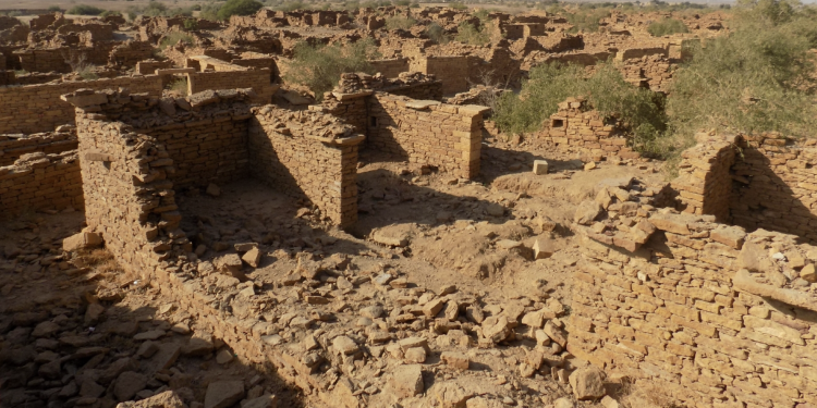 A photograph showing the ruins of Kuldhara. Wikimedia Commons.