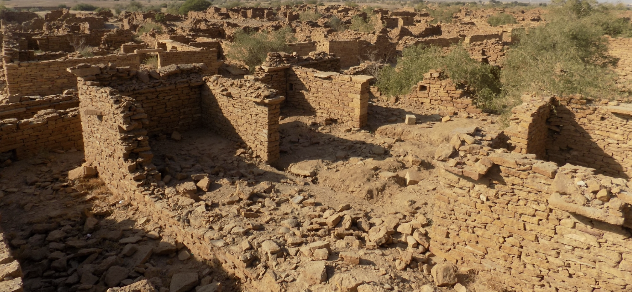 A photograph showing the ruins of Kuldhara. Wikimedia Commons.