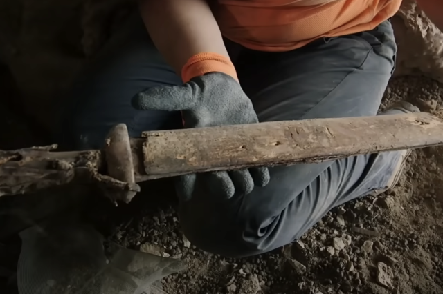 Pristine Roman Battle Swords Emerge from Israeli Desert Cave after 1,900 Years. Youtube.
