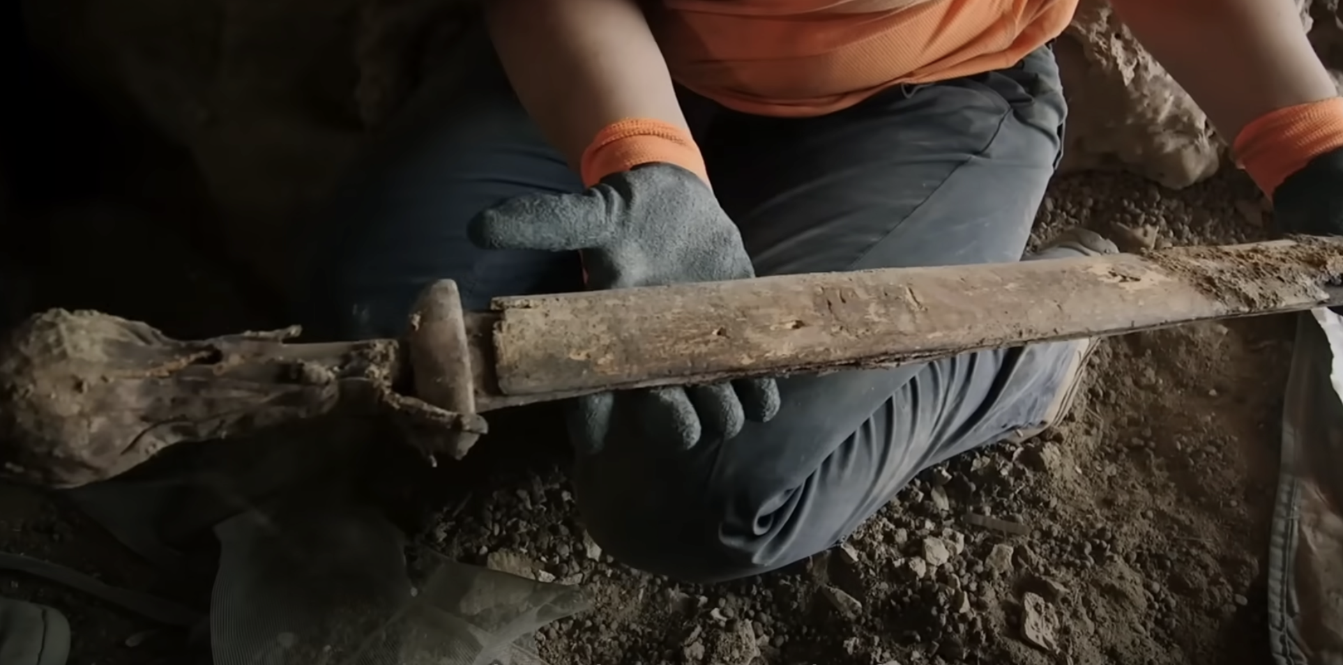 Pristine Roman Battle Swords Emerge from Israeli Desert Cave after 1,900 Years. Youtube.