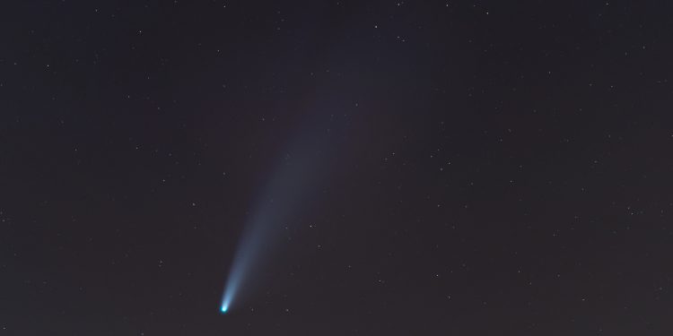 A Newly Discovered Sungrazer Comet Could Outshine Venus in the Morning Sky. Credit: yayimages/Curiosmos.