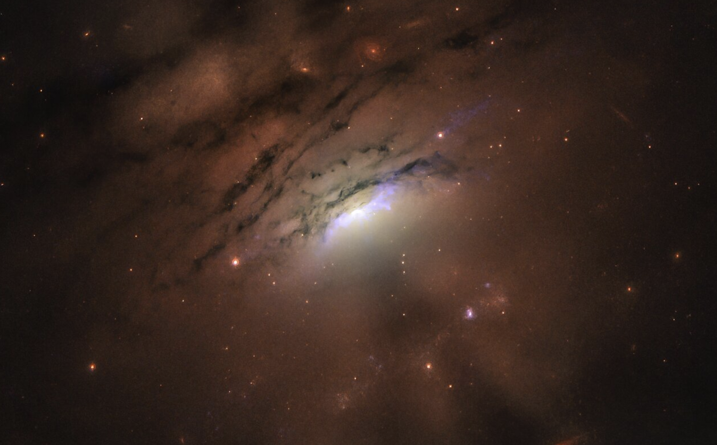 A photograph of the gaalaxy IC 5063. Credit: NASA, ESA, and W.P. Maksym (CfA).