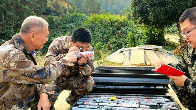 On November 5, 2024, specialists from the Geological Disaster Survey and Monitoring Institute of Hunan Province meticulously examined rock samples at the Wangu gold site in Pingjiang County, located in central China. (Xinhua/Su Xiaozhou).