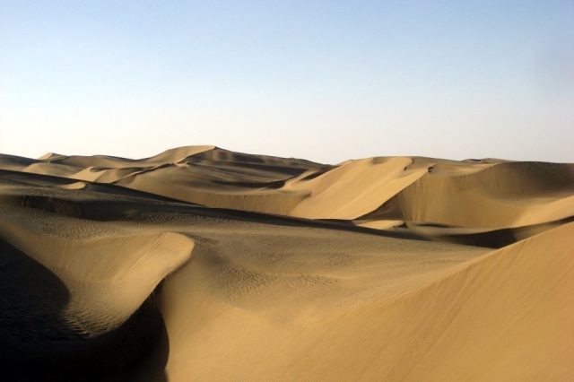 Taklamakan desert in Xinjiang Uyghur Autonomous Region. Wikimedia Commons.