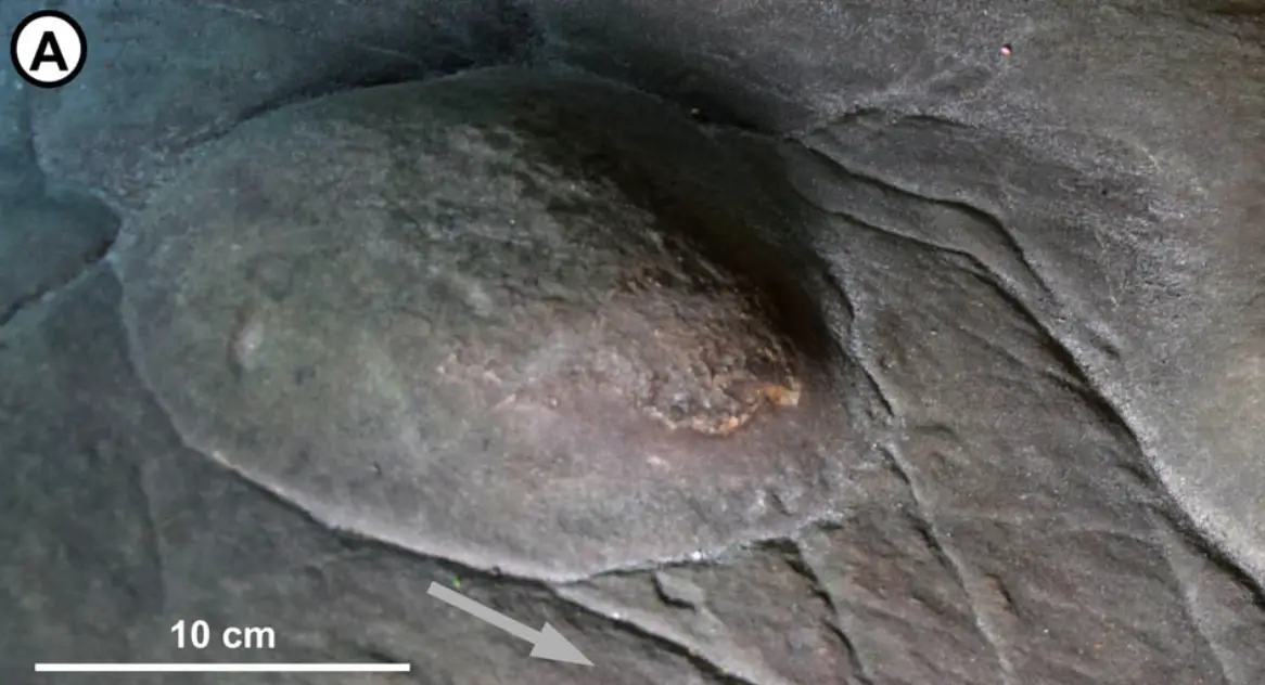 A mound on the cave floor, surrounded by deep grooves, may have been intended to represent a hill. (Thiry and Milnes, Oxford Journal of Archaeology, 2024).