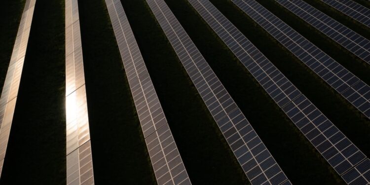 Solar Panels. Yayimages/Curiosmos.