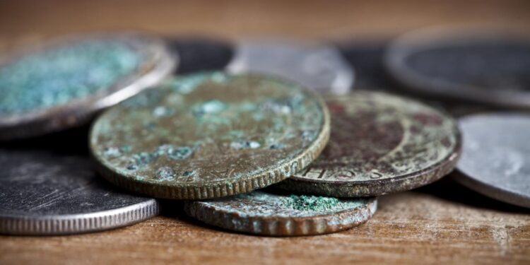 An image showing a pile of ancient coinds. Credit: YAYIMAGES/Curiosmos.