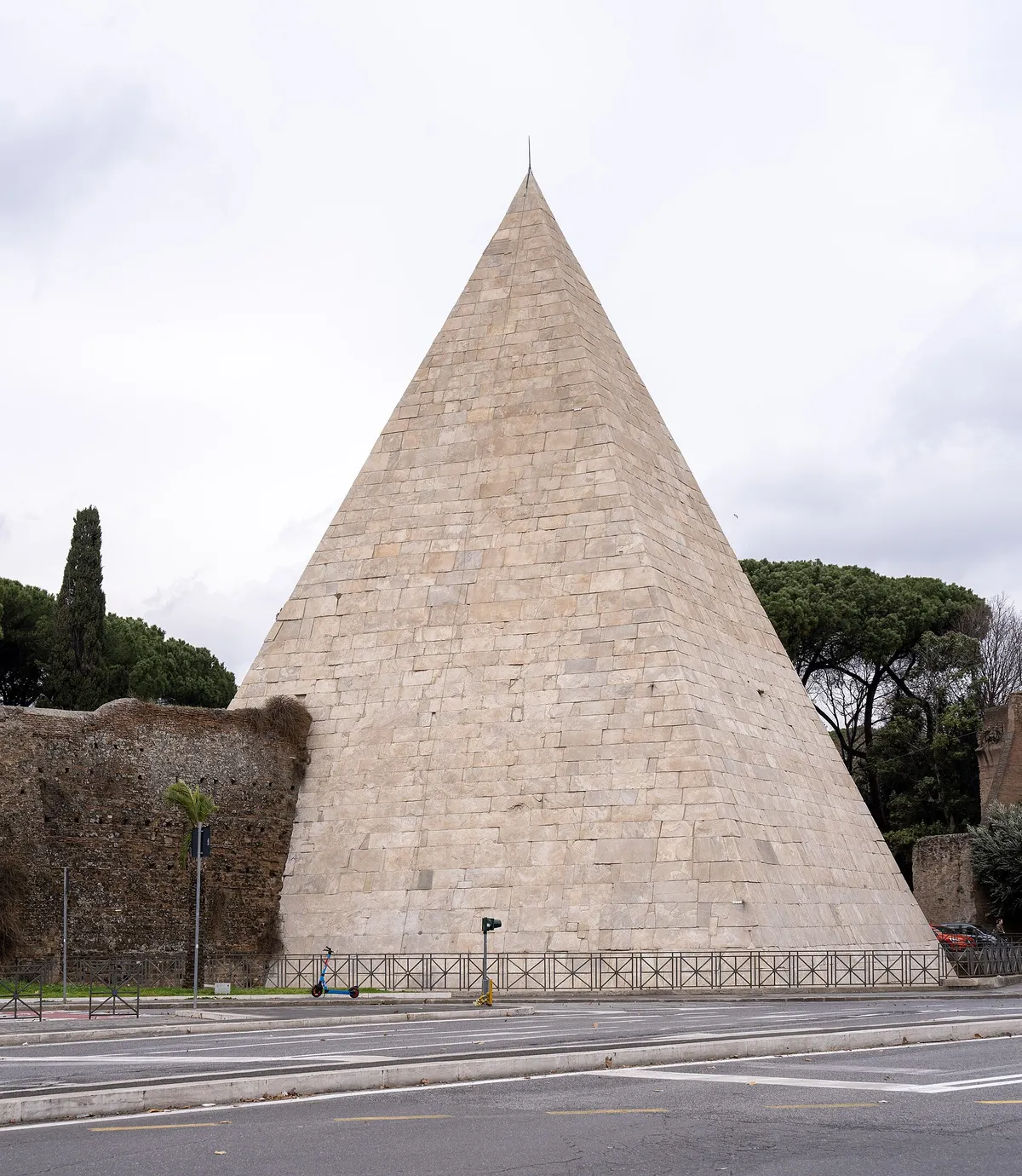 The Pyramid of Cestius. Wikimedia Commons.