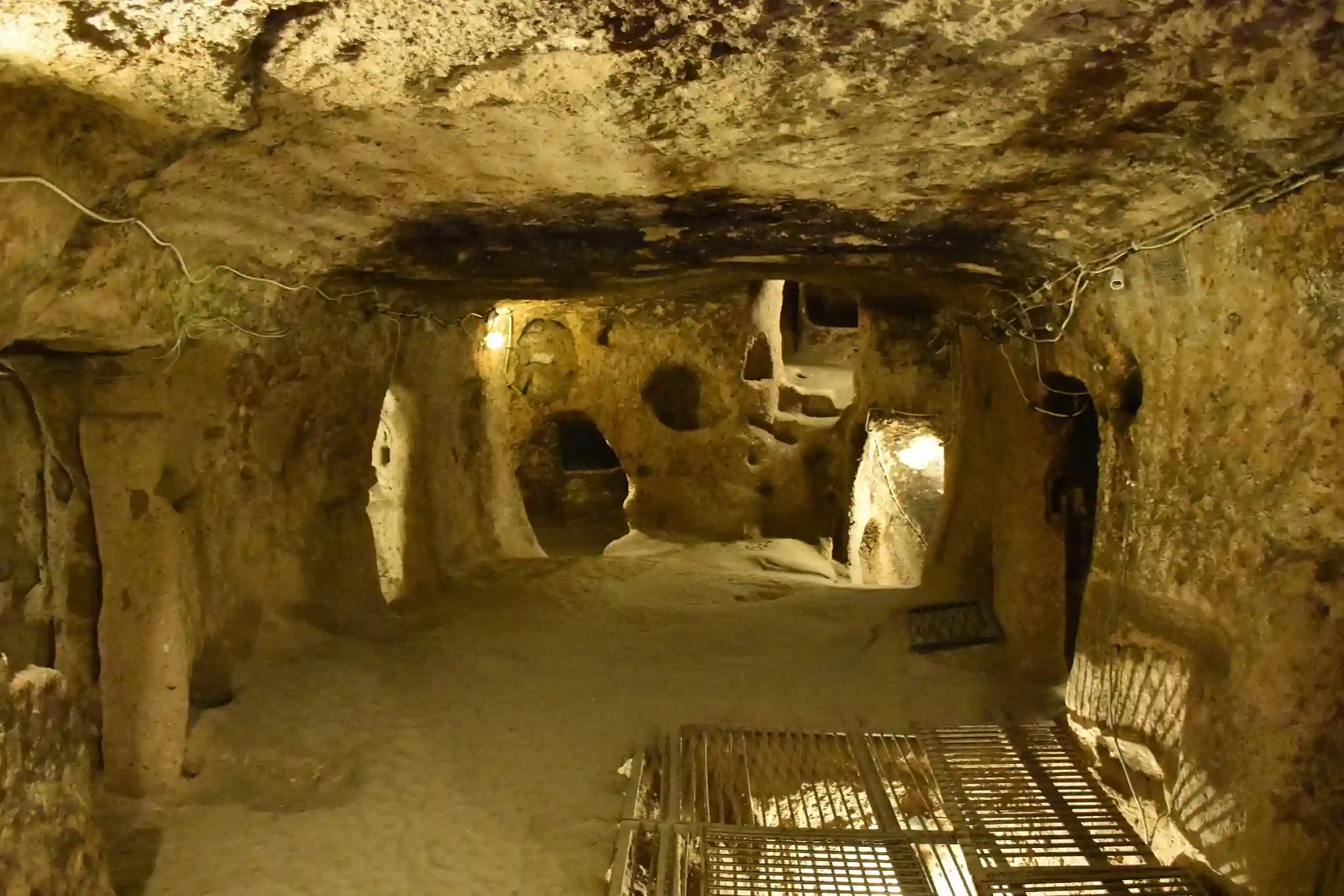 A room in the underground city of Kaymakli. Wikimedia commons.