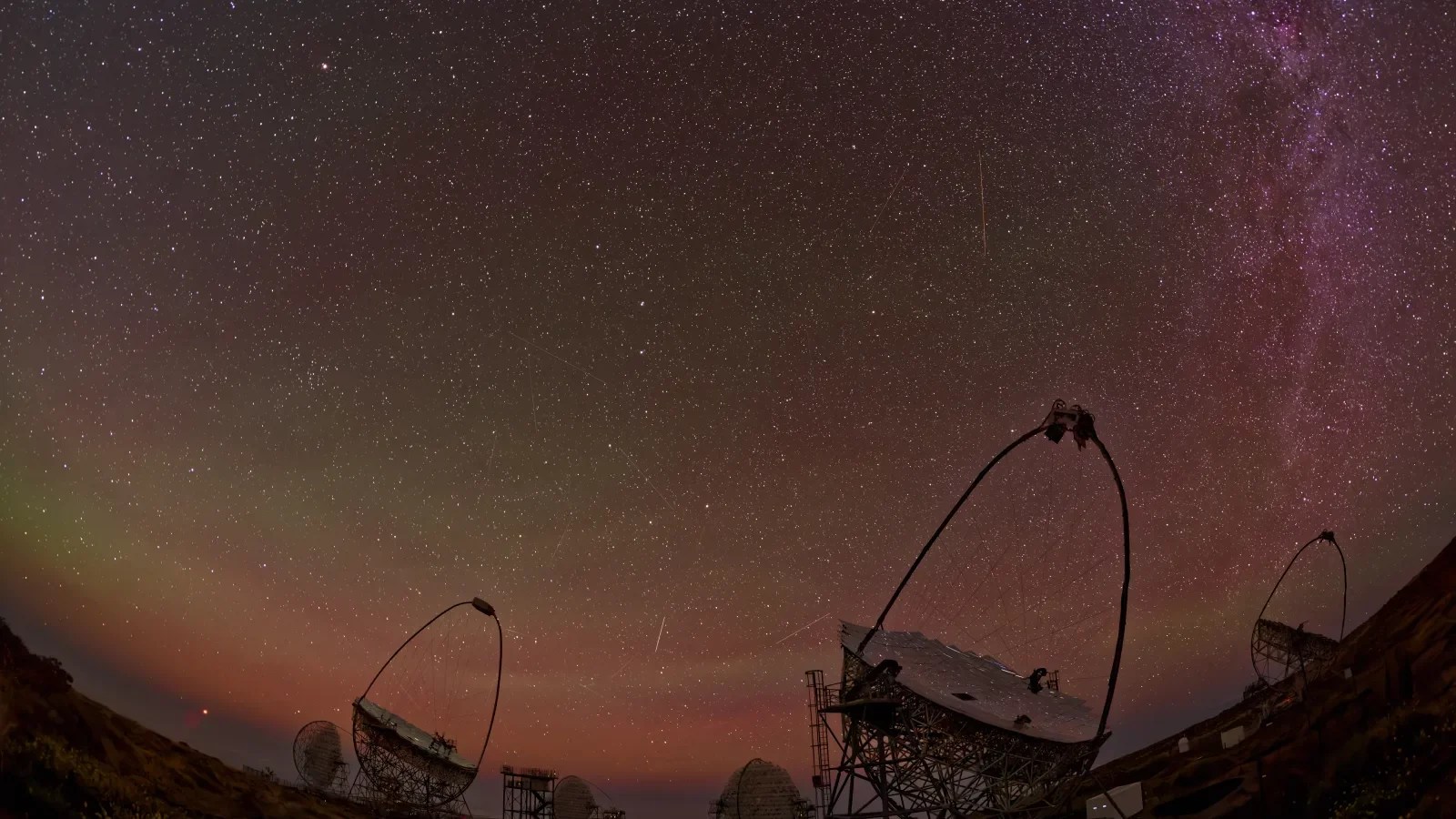 Gamma-ray telescopes under a star-filled sky at the Roque de los Muchachos Observatory