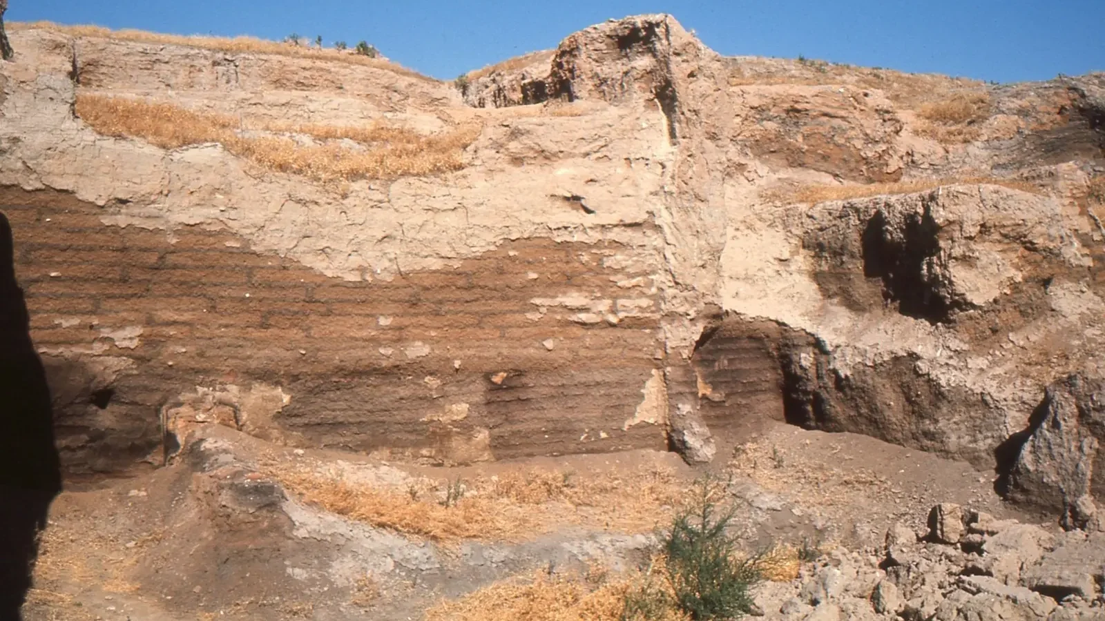 Exposed walls and layered deposits in the Çatalhöyük excavation area