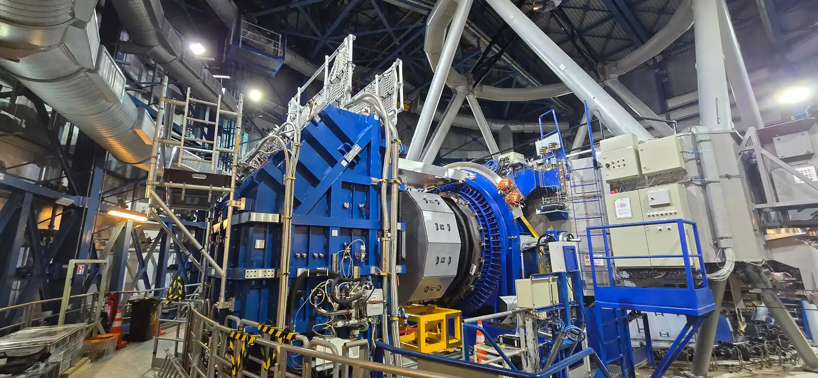 The MOONS spectrograph installed beside a telescope at ESO’s Very Large Telescope in Chile.