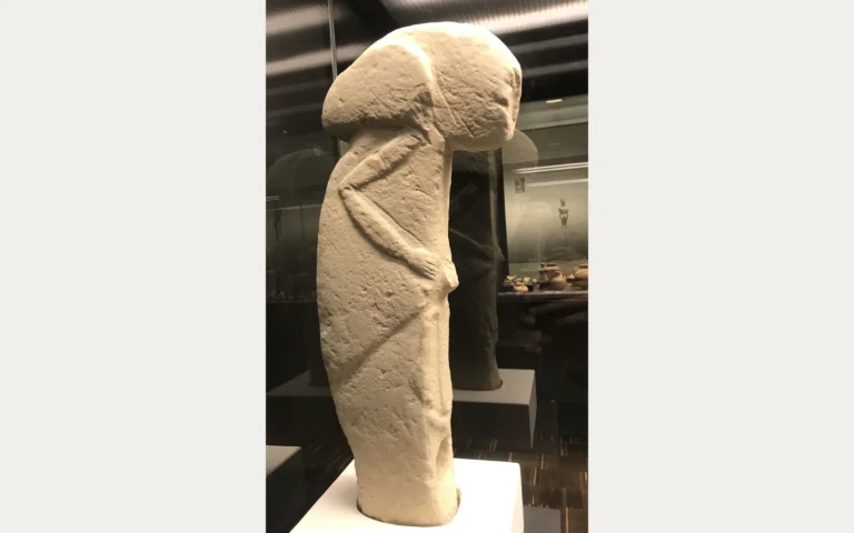Museum cast of the Kilisik sculpture, with a smaller figure held against its front.