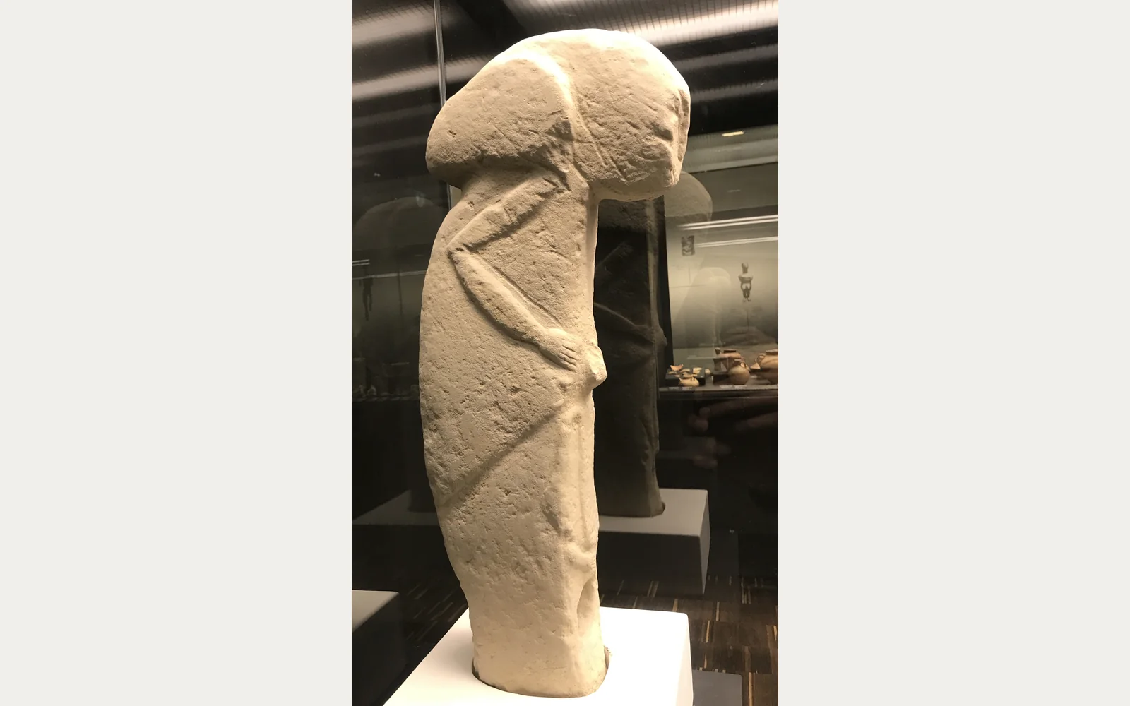 Museum cast of the Kilisik sculpture, with a smaller figure held against its front.